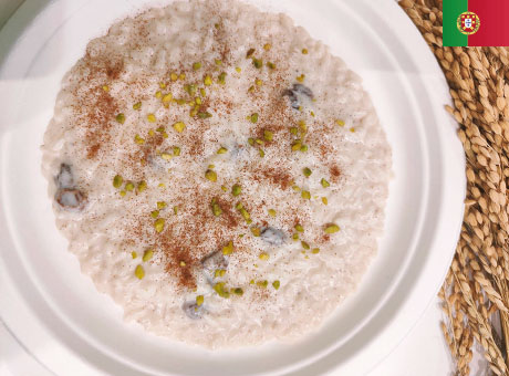 Milk rice with dried grapes and cardamom